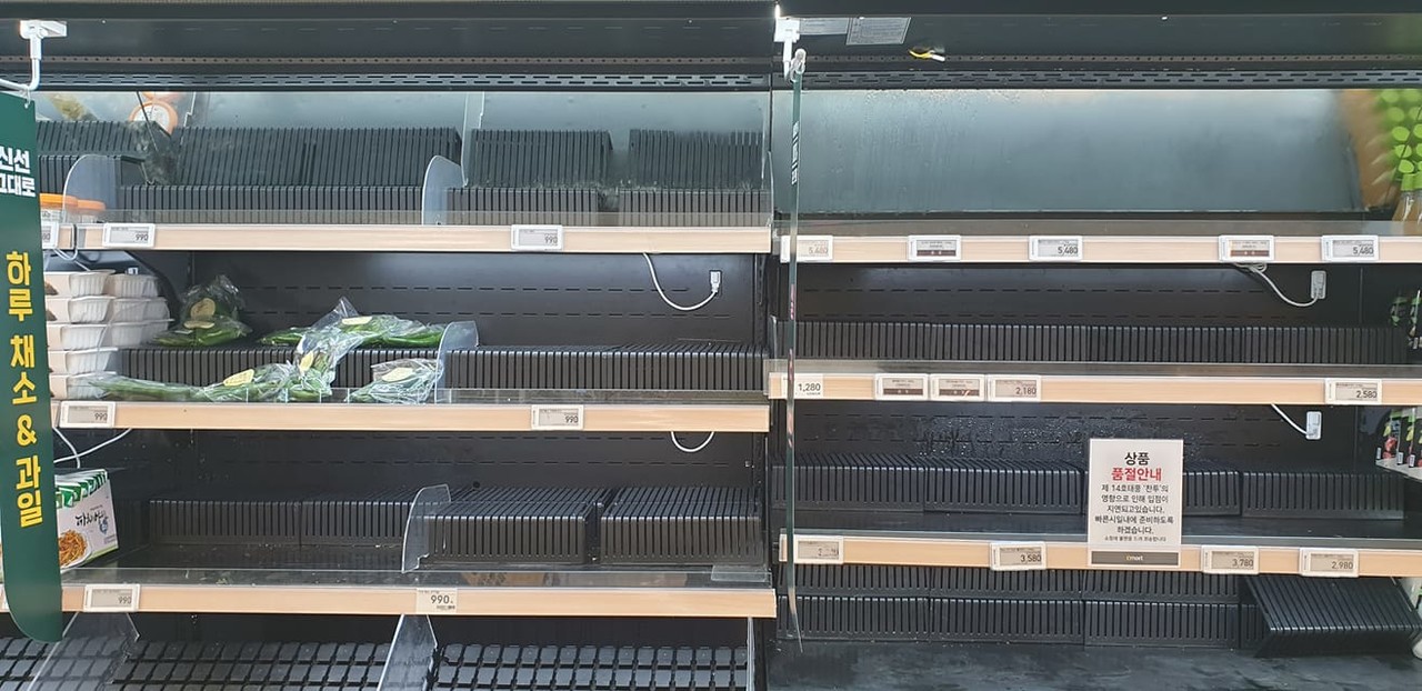 ▲제주 대형 마트의 상품 진열대. 태풍 찬투의 영향으로 물건이 입점하지 못해 텅 비어 있다. ⓒ페이스북 