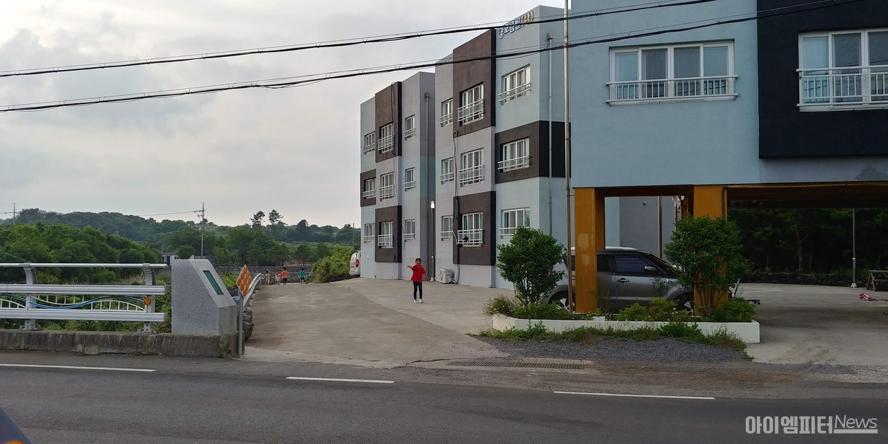 ▲필자가 거주하고 있는 마을 공동주택. 폐교 위기를 막기 위해 마을 사람들이 교육청의 도움으로 설립한 빌라로 연세가 매우 저렴하다. 단, 입주 자격은 초등학교 아이가 둘 이상 있는 가족이며, 학생이 졸업을 하면 임대차 계약이 해지된다. 