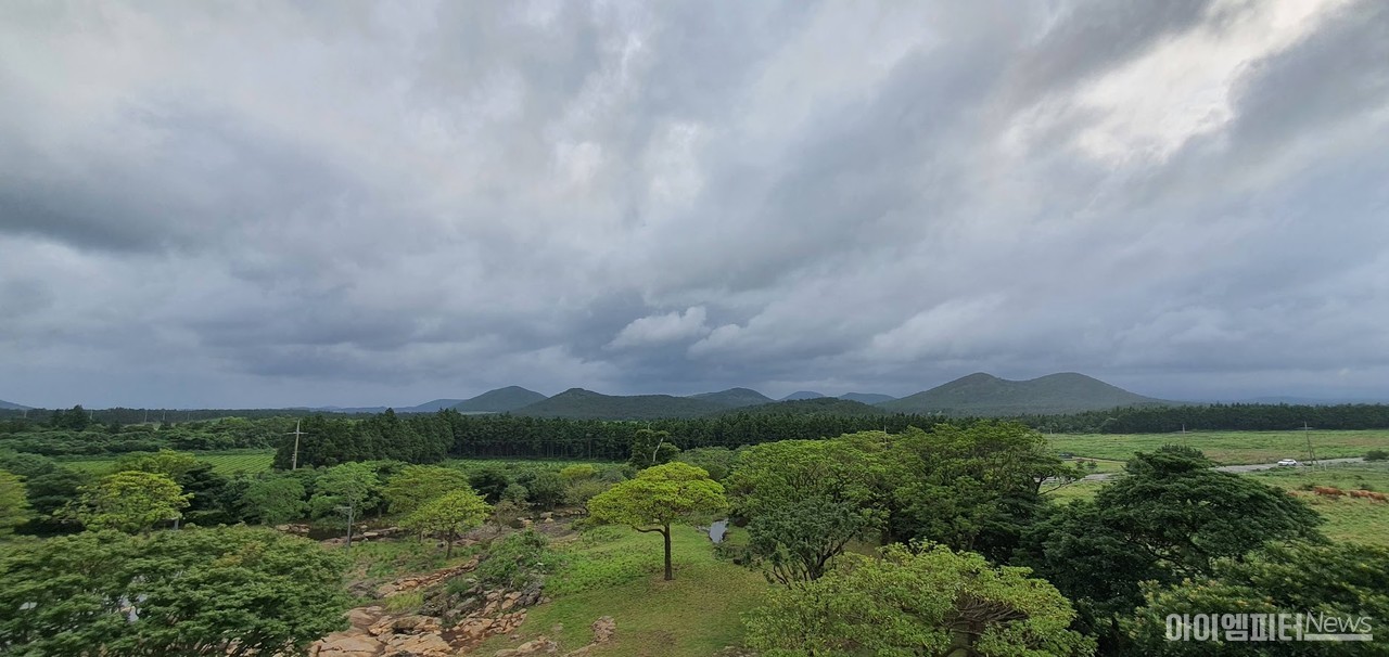 ▲제주 세화·송당 온천 개발 사업 예정지 주변. 송당리는 18개의 아름다운 오름과 금백조 신화를 간직한 본향당이 있다. 