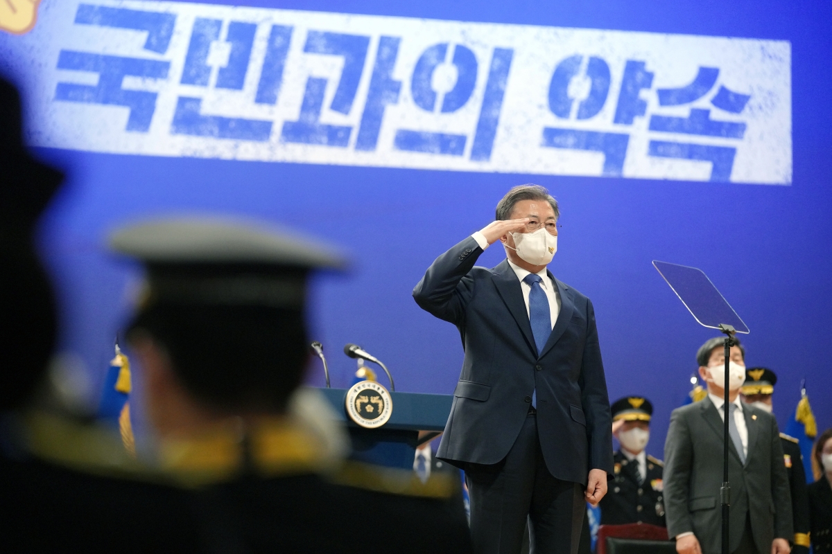 ▲문재인 대통령이 17일 오후 충남 아산 경찰대학에서 열린 2022년 신임경찰 경위·경감 임용식에서 거수경례를 하고 있다ⓒ청와대 제공