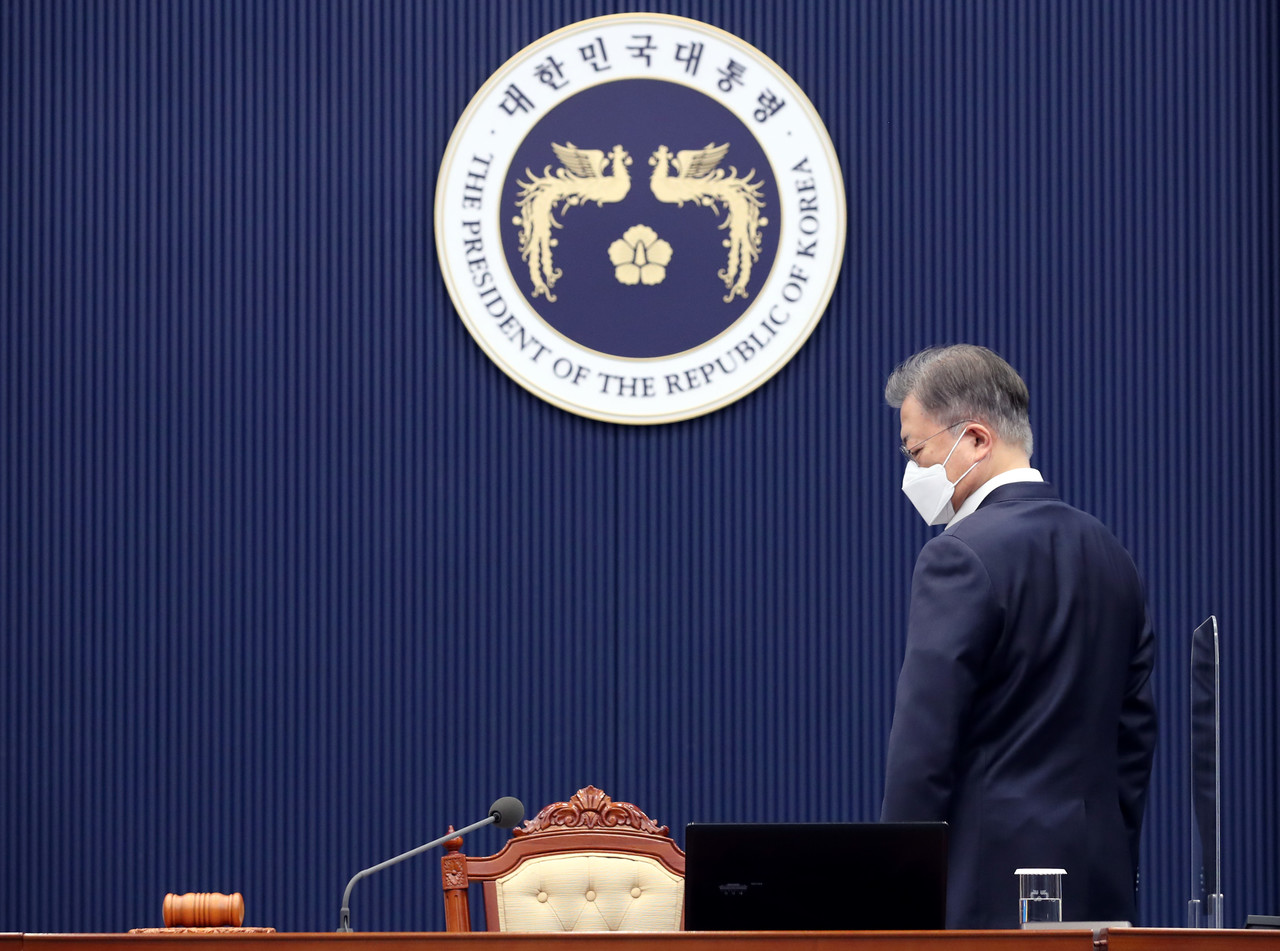 ▲ 문재인 대통령이 8일 청와대 여민관에서 열린 영상 국무회의에 참석하고 있다. ⓒ연합뉴스