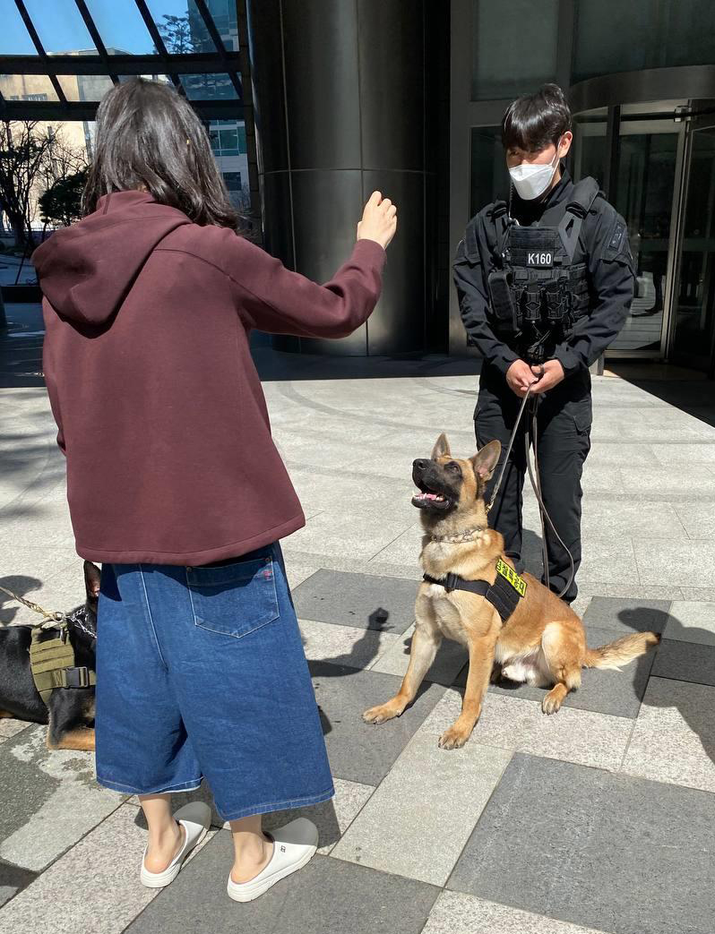 ▲경호를 맡은 경찰견에게 지시를 하는 김건희씨 ⓒ연합뉴스