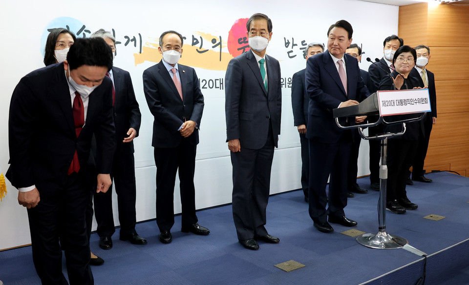 ▲윤석열 대통령 당선인이 10일 오후 통의동 제20대 대통령직인수위원회에서 초대 내각 명단을 발표하고, 원희룡 국토부 장관 후보자가 윤 당선인의 소개 후 인사하고 있는 모습 .ⓒ연합뉴스