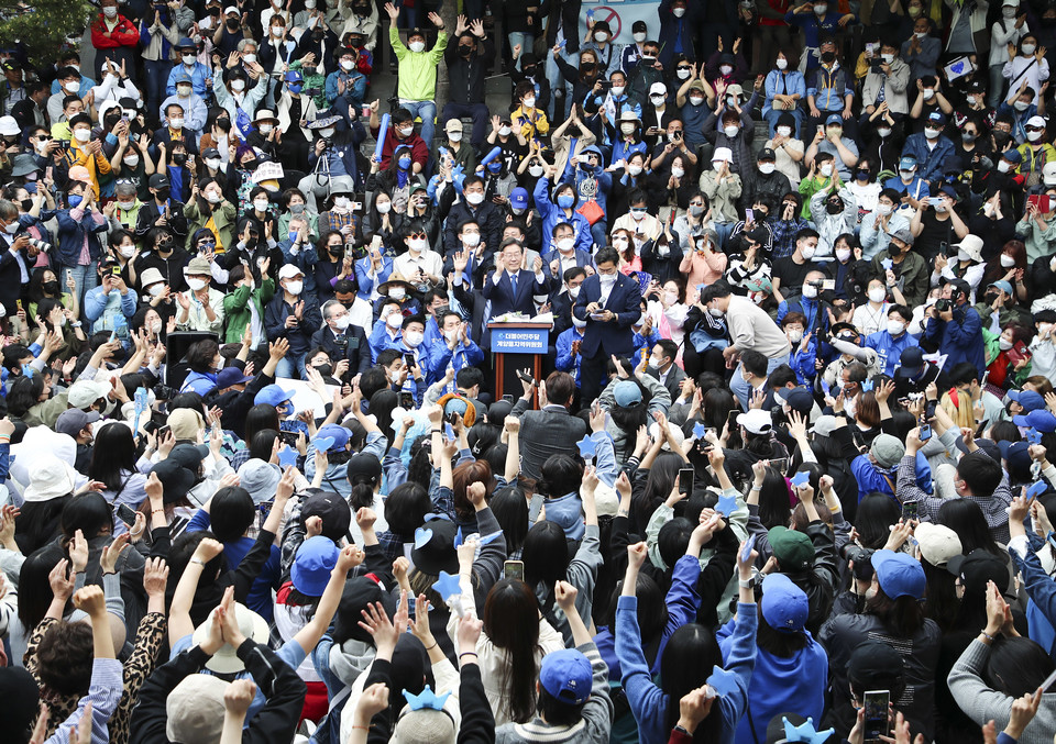 ▲ 2천여명이 넘는 지지자들이 몰린 이재명 상임고문의 인천 계양을 국회의원 보궐선거 출마 선언 현장 ⓒ연합뉴스/국회사진기자단