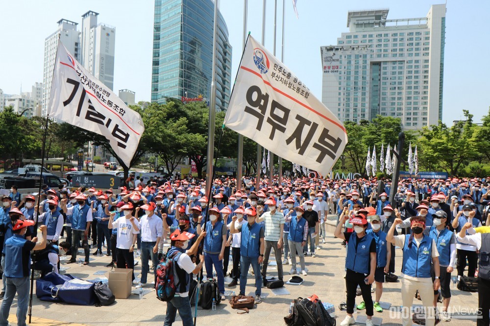 ▲지난 5월 24일 부산 시청 앞에서 열린 부산지하철노동자 대회 