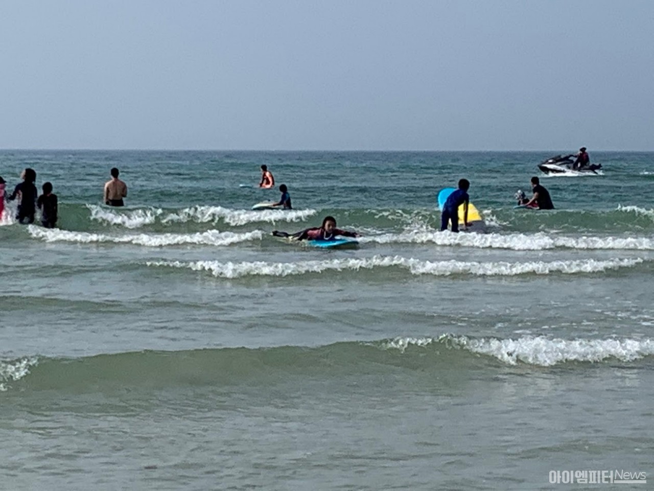 ▲제주 월정해수욕장에서 서핑을 즐기는 사람들 