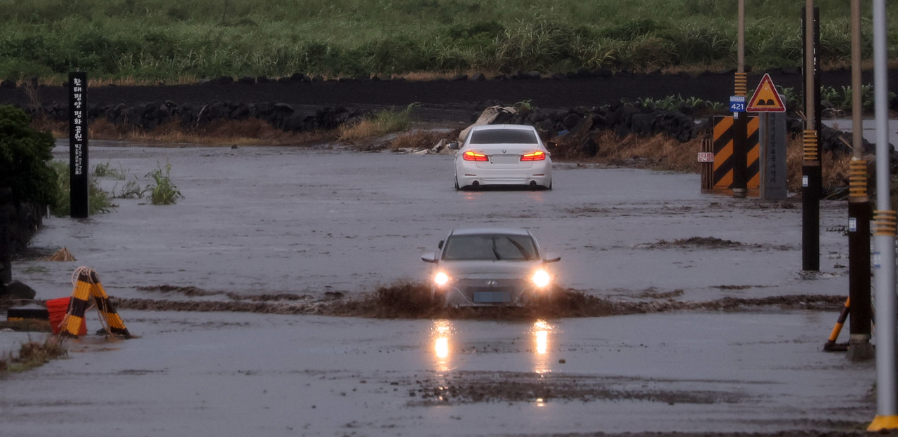 ▲태풍 힌남노가 한반도를 향해 북상 중인 4일 침수된 제주도 송악산 해안도로를 차량이 지나고 있다.ⓒ연합뉴스