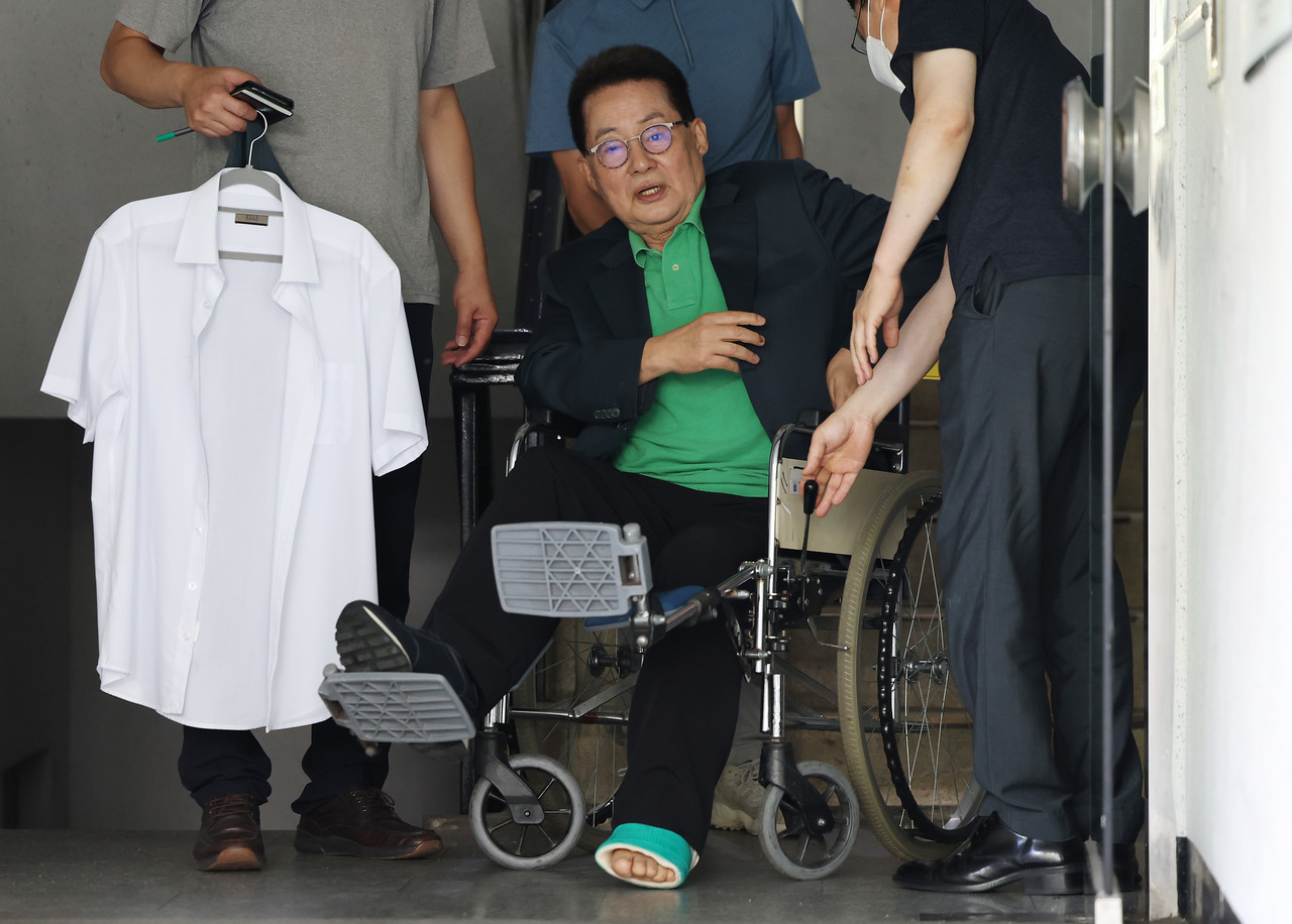 ▲박지원 전 국가정보원장이 16일 오전 검찰의 압수수색을 마치고 여의도 자택을 나서고 있다.ⓒ연합뉴스