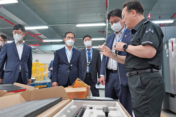 ▲윤태식 관세청장이 지난 5월 30일 인천 중구 인천공항 특송물류센터를 찾아 해외직구 통관 현장을 점검하고 있다. ⓒ관세청