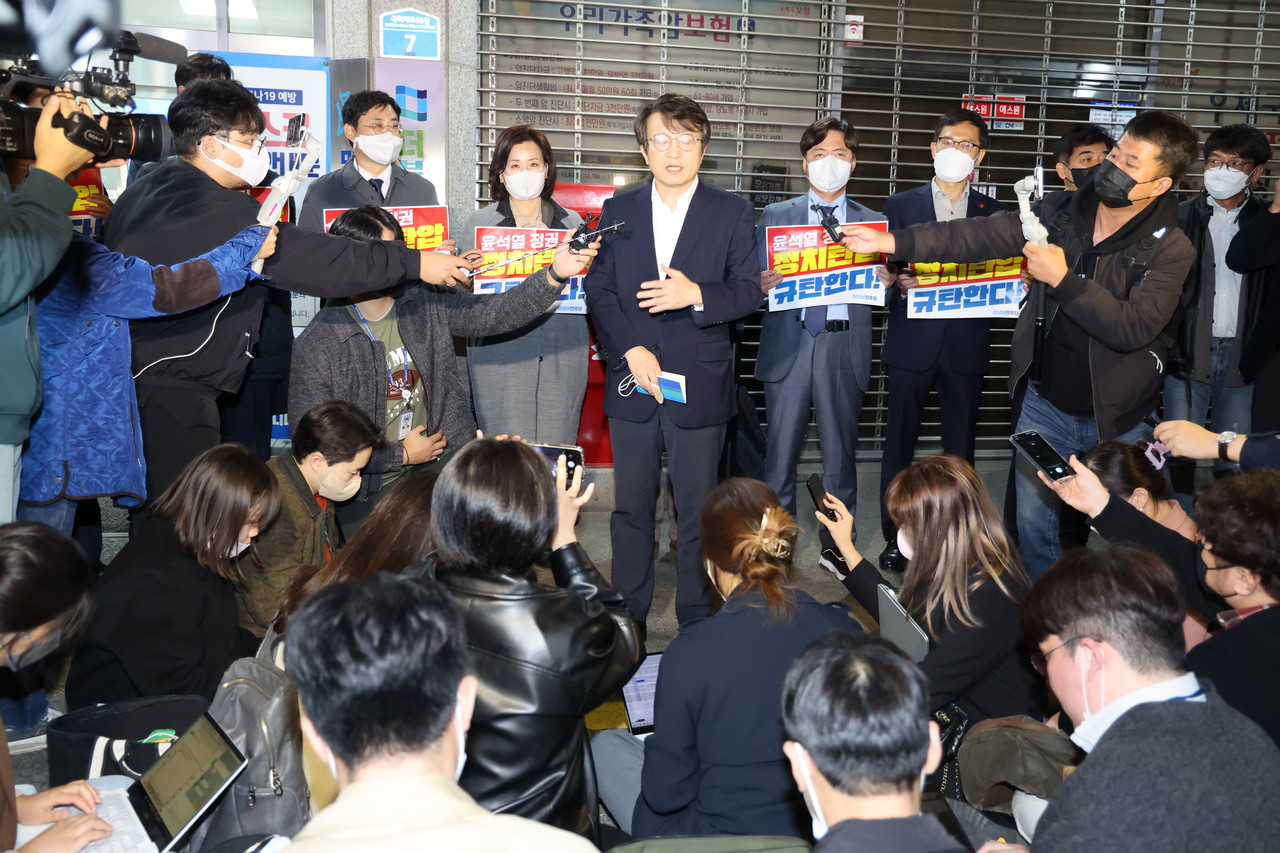 ▲더불어민주당 김의겸 대변인이 19일 서울 여의도 당사 앞에서 검찰의 압수수색 관련 브리핑을하고 있다. ⓒ연합뉴스