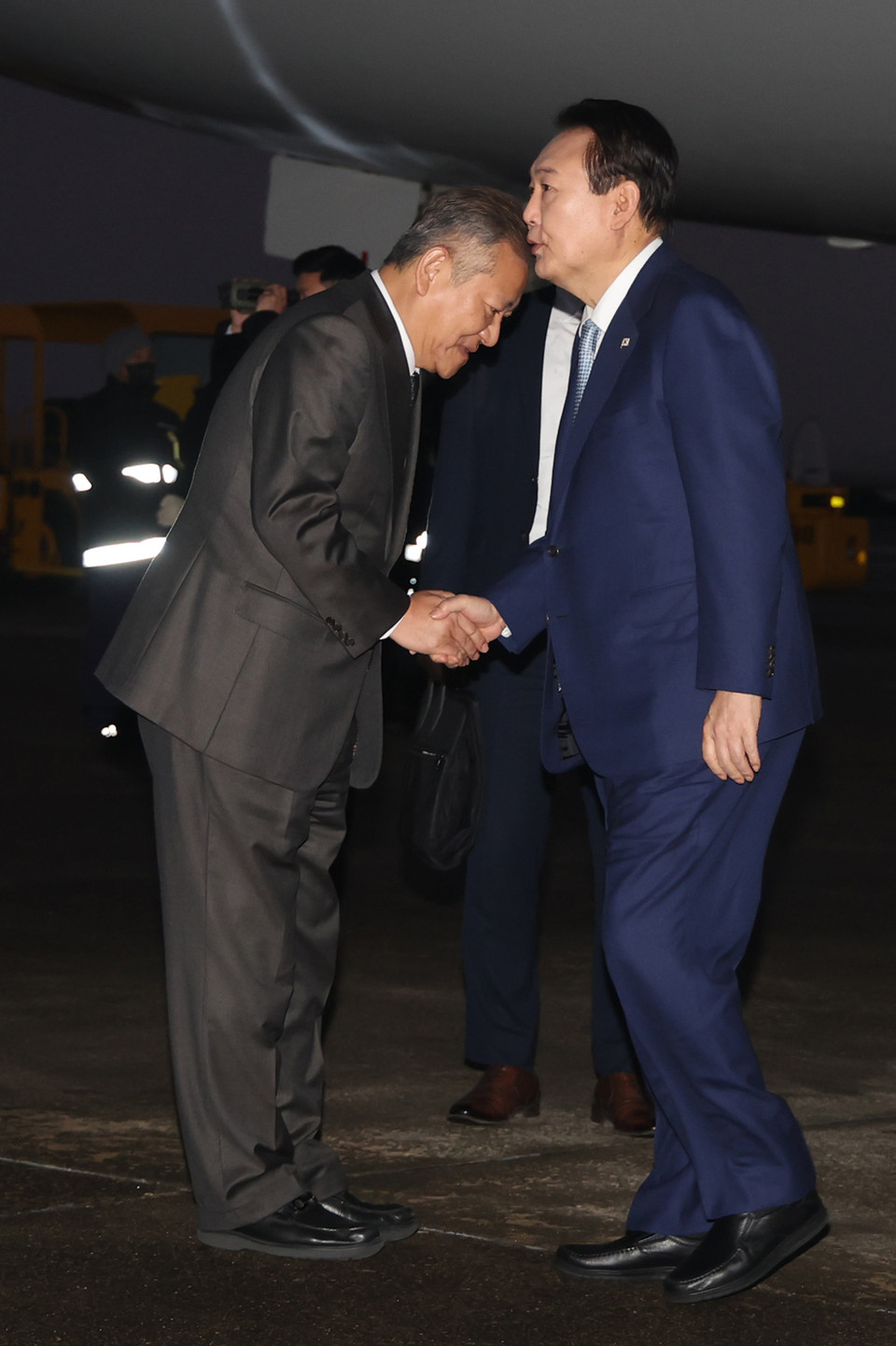 ▲ 11월 16일 동남아 순방을 마치고 귀국한 윤석열 대통령이  서울공항에 영접 나온 이상민 행안부 장관과 인사하고 있다. ⓒ연합뉴스 