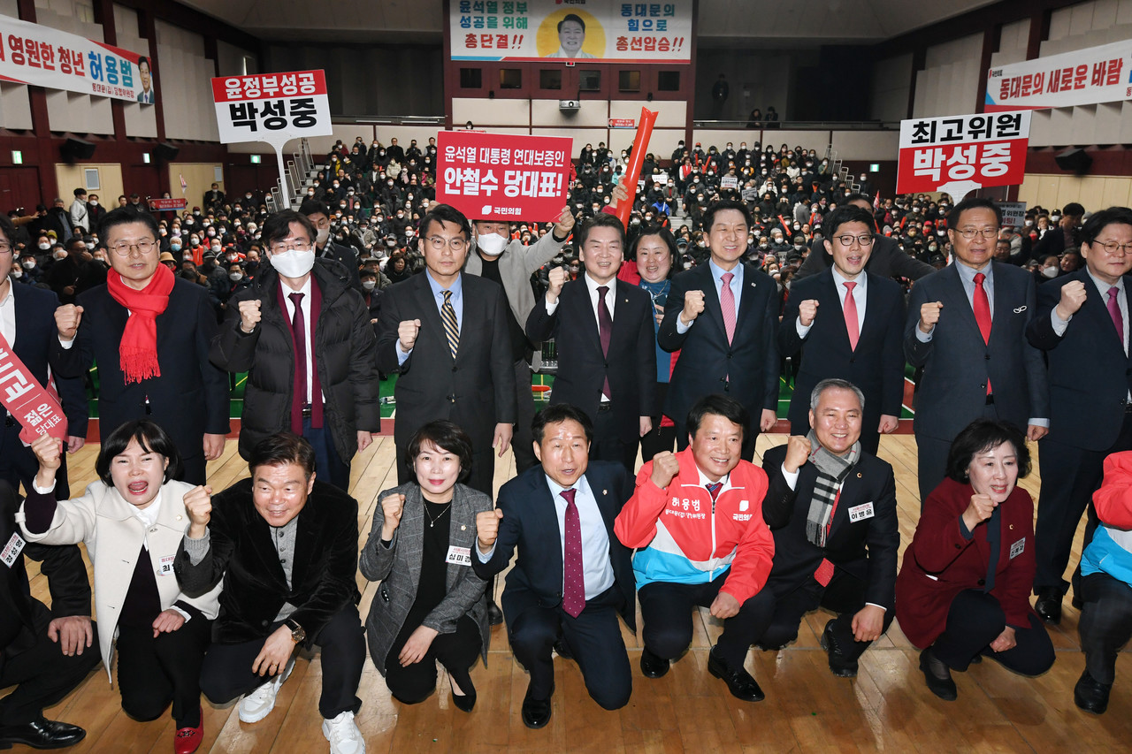 ▲민의힘 당 대표 후보 및 최고위원 후보들이 5일 오후 서울 동대문구청 대강당에서 열린 국민의힘 동대문구 갑을 합동 당원대회에서 기념촬영을 하고 있다. 윗줄 왼쪽부터 황교안·조경태·윤상현·안철수·김기현 당 대표 후보 ⓒ공동취재 