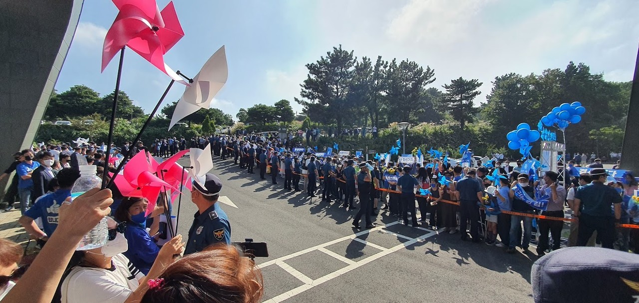 ▲2021년 제주에서 열린 대선후보 순회 경선에서 이재명·이낙연 후보 지지자들이 서로 구호를 외치고 있는 모습  
