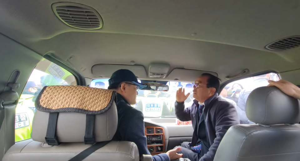 ▲서청 단원과 차량에서 대화를 나누는 유족 ⓒ유튜브 화면 캡처 