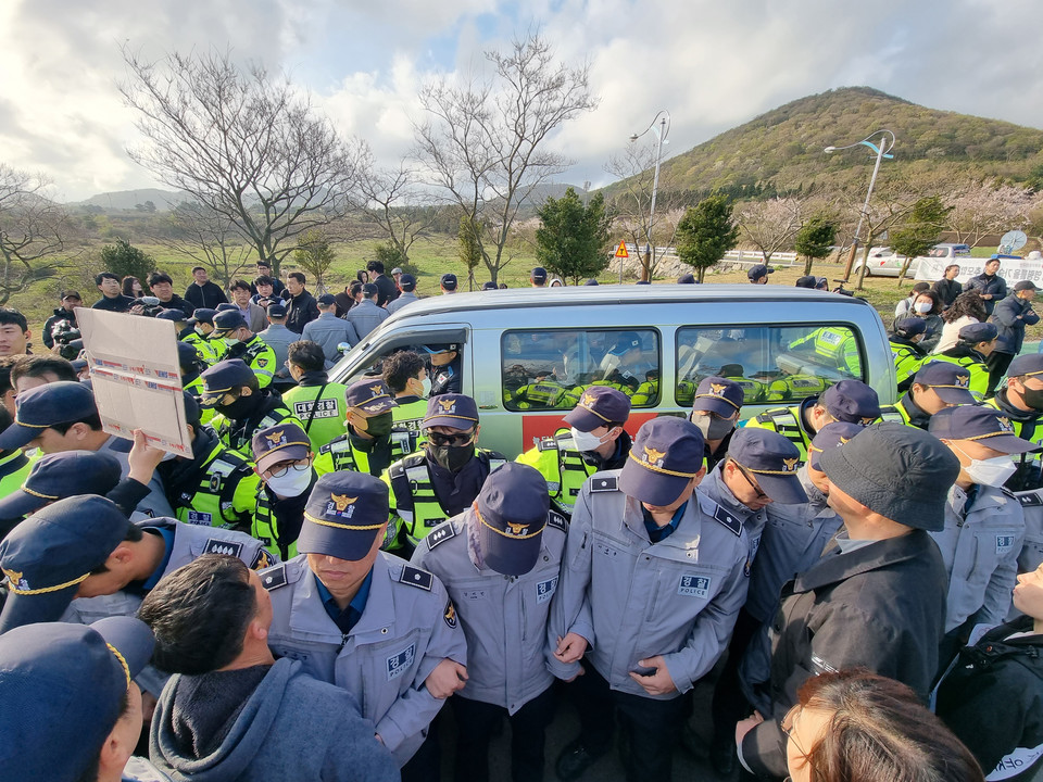 ▲4·3희생자 추념식이 열리는 제주4·3평화공원 앞 도로에서 제주시민사회단체의 반발로 차량에서 내리지 못하고 있는 서북청넌단  ⓒ제주도사진기자회