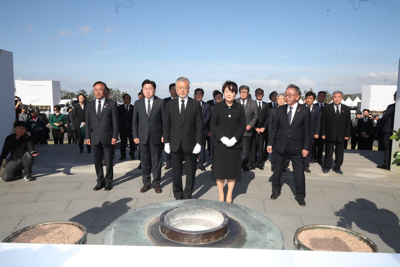 ▲제75주년 4·3희생자 추념일인 3일 오후 문재인 전 대통령이 제주시 봉개동 4·3 평화공원을 찾아 희생자들의 넋을 기리고 있다 ⓒ제주도사진기자회