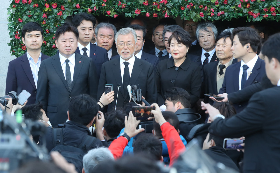 ▲제75주년 4·3희생자 추념일인 3일 오후 문재인 전 대통령이 제주시 봉개동 4·3 평화공원을 찾아 희생자들의 넋을 기린 뒤 취재진을 만나고 있다 ⓒ제주도사진기자회