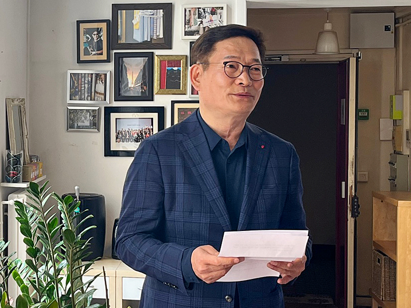 ▲더불어민주당 송영길 전 대표가 22일(현지시간) 파리 3구 한 사무실에서 한국 특파원들과 만나 2021년 전당대회 돈 봉투 의혹과 관련해 입장을 밝히고 있다 ⓒ연합뉴스 