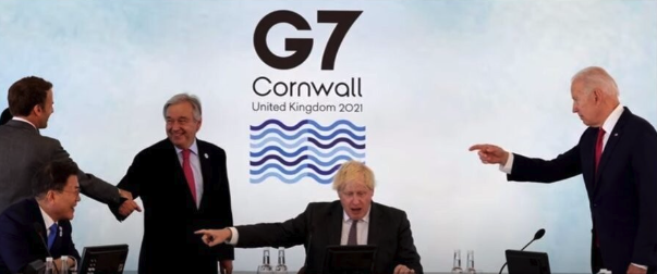 ▲G7 확대정상회의 제1 보건세션에서 보리스 존슨 영국 총리와 조 바이든 미국 대통령, 안토니오 구테흐스 유엔 사무총장이 모두 문재인 대통령을 가리키고 있다 ⓒ트위터 갈무리