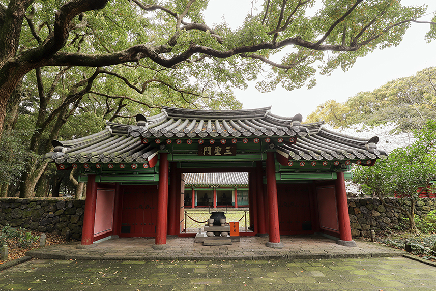 ▲ 삼성사 참배자들이 분향하는 삼성문 ⓒ삼성혈홈페이지 갈무리 