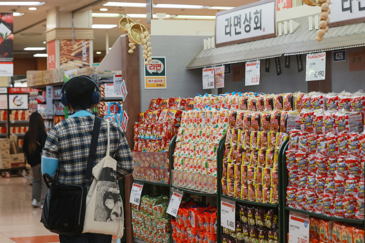 ▲  삼양식품이 내달 7일부터 불닭볶음면과 삼양라면 등 13개 브랜드 제품 가격을 평균 9.7% 인상한다고 21일 밝혔다. 봉지면 기준 불닭볶음면과 삼양라면은 각각 8.7%, 9.3% 오른다. 사진은 이날 서울의 한 대형마트에 진열된 라면 ⓒ 연합뉴스