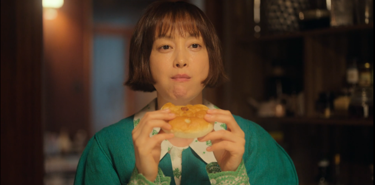  ▲제주 여행에서 돌아온 박하경이 단팥빵을 먹으며 행복해 하는 모습  ⓒ웨이브 갈무리