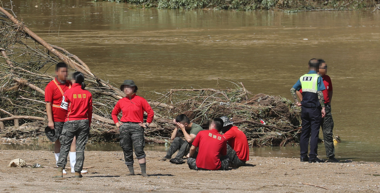 ▲19일 오전 경북 예천군 호명면서 수색하던 해병장병 1명이 급류에 휩쓸려 실종된 가운데 해병대 전우들이 침울한 표정으로 구조 소식을 기다리고 있다. ⓒ연합뉴스 