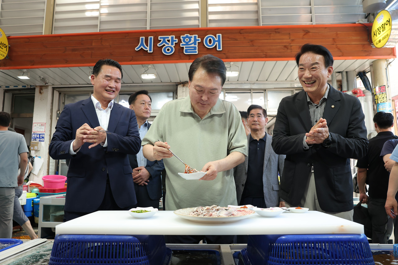  ▲ 윤석열 대통령이 4일 경남 거제의 전통시장인 고현종합시장을 방문, 전어를 시식하고 있다. ⓒ연합뉴스