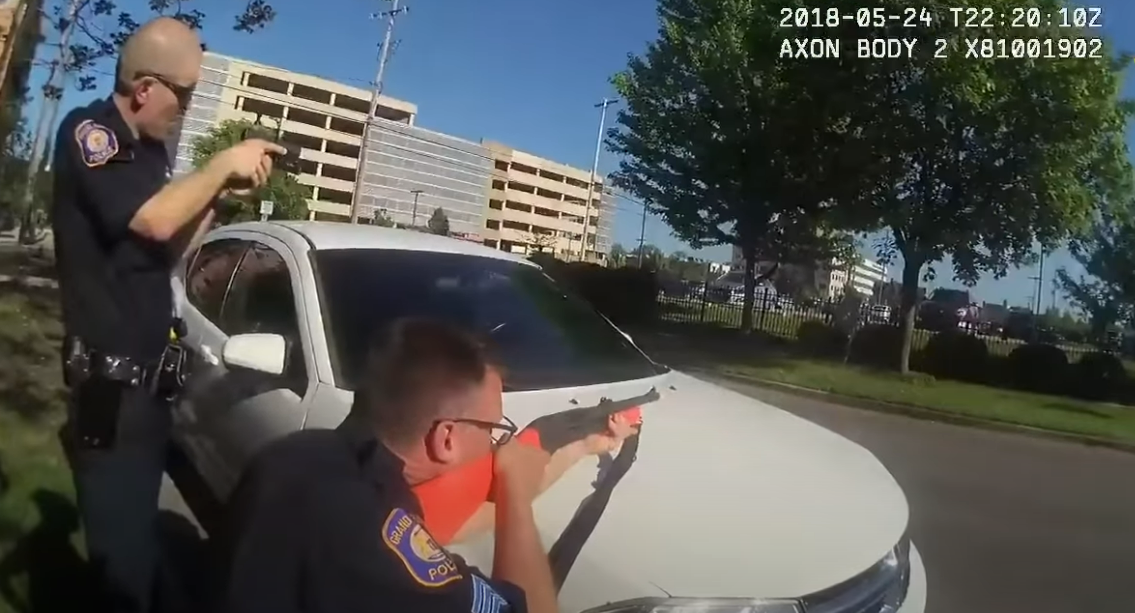 ▲미국 경찰이 용의자를 향해 빈백샷건을 겨누고 있는 모습 ⓒ유튜브 화면 갈무리