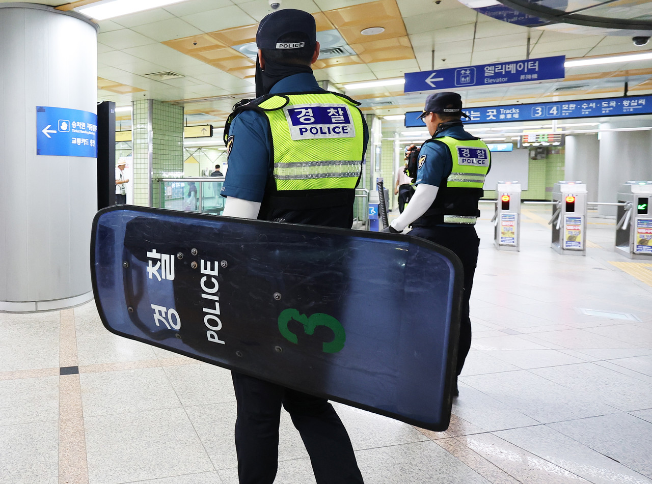  ▲14명의 부상자가 발생한 '분당 흉기 난동' 사건 이후 비슷한 범행을 저지르겠다는 예고성 글이 인터넷에 잇따라 올라온 4일 범행 예고 장소 중 한 곳인 경기도 성남시 오리역에 경찰이 순찰하고 있다.ⓒ연합뉴스