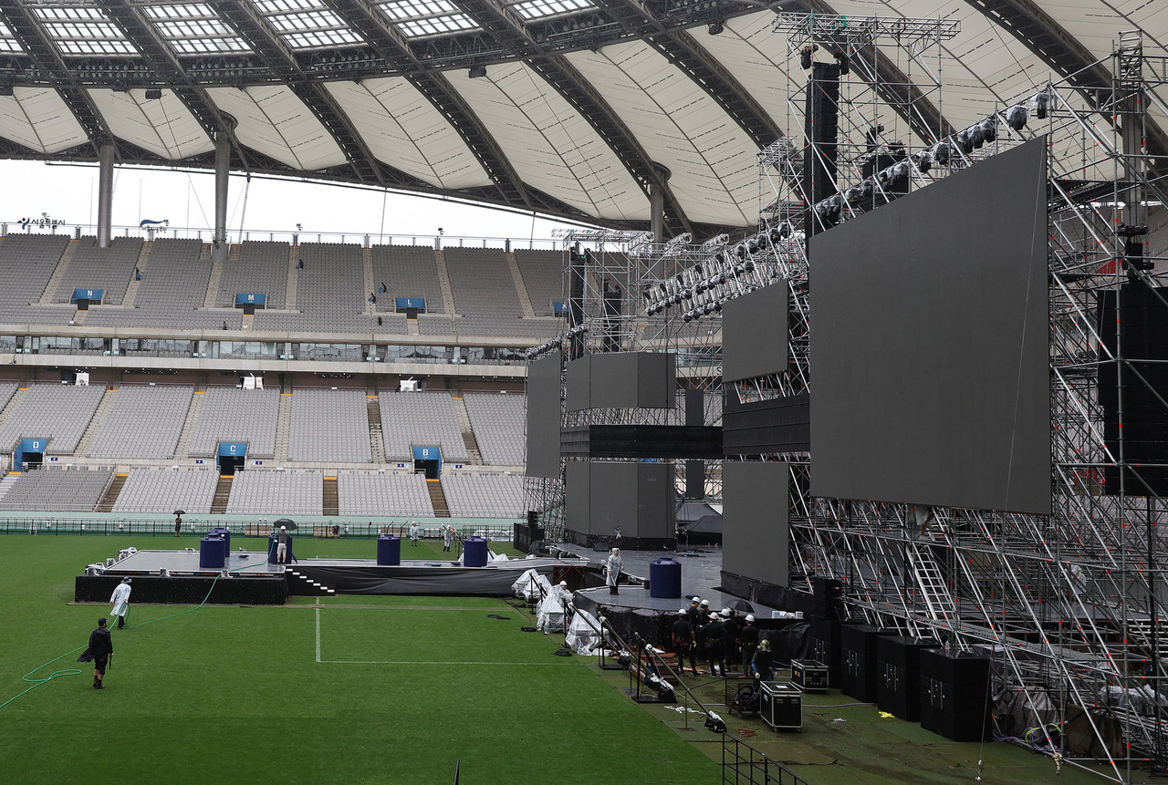 ▲10일 오후 서울 마포구 서울월드컵경기장에서 '2023 새만금 세계 스카우트 잼버리 K팝 슈퍼 라이브' 공연을 위한 무대가 설치되고 있다. ⓒ연합뉴스