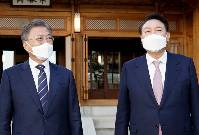 ▲2022년 3월 28일 당선인 신분으로 문재인 당시 대통령과 청와대 상춘재에서 만찬을 겸한 회동을 하고 있는 윤석열 대통령 ⓒ청와대사진기자단 