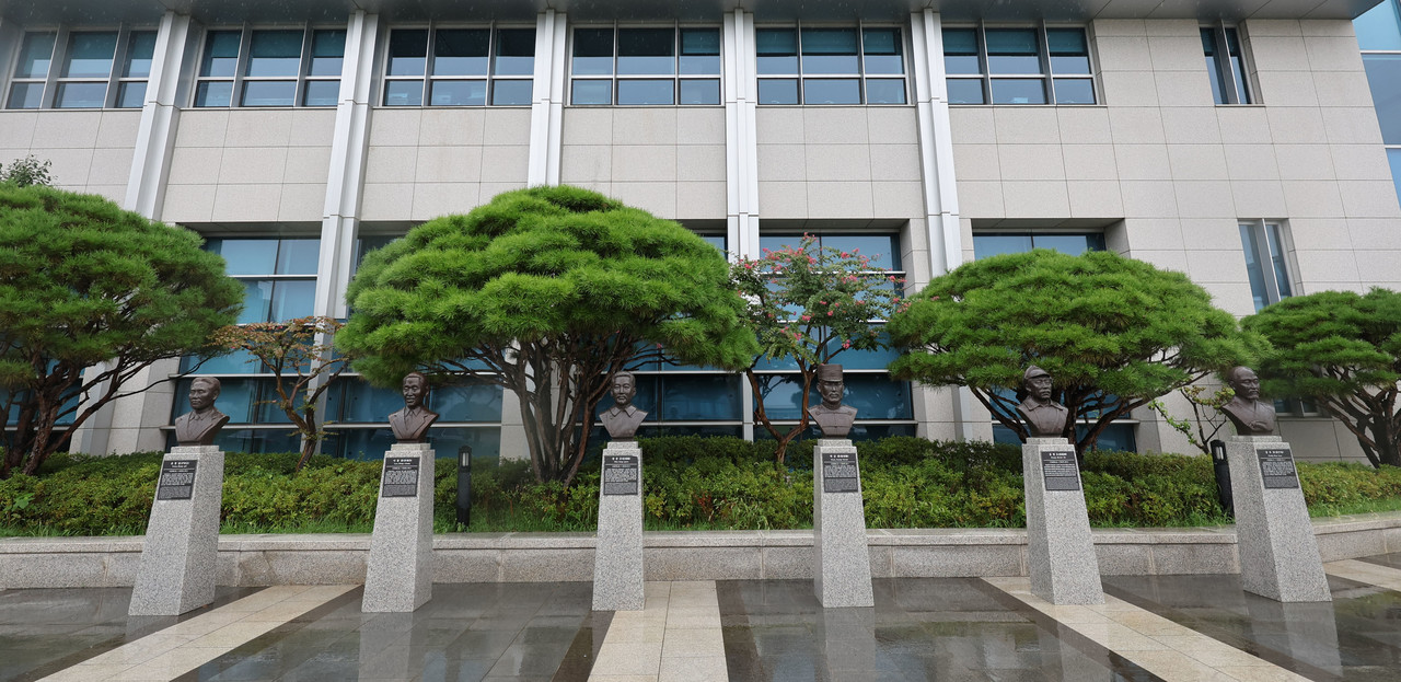 ▲국방부가 육군사관학교 교내뿐 아니라 국방부 청사 앞에 설치된 고(故) 홍범도 장군 흉상에 대해서도 필요시 이전을 검토하고 있다고 밝힌 28일 서울 용산구 국방부 청사 앞에 설치된 고 홍범도 장군 흉상 모습 ⓒ연합뉴스 