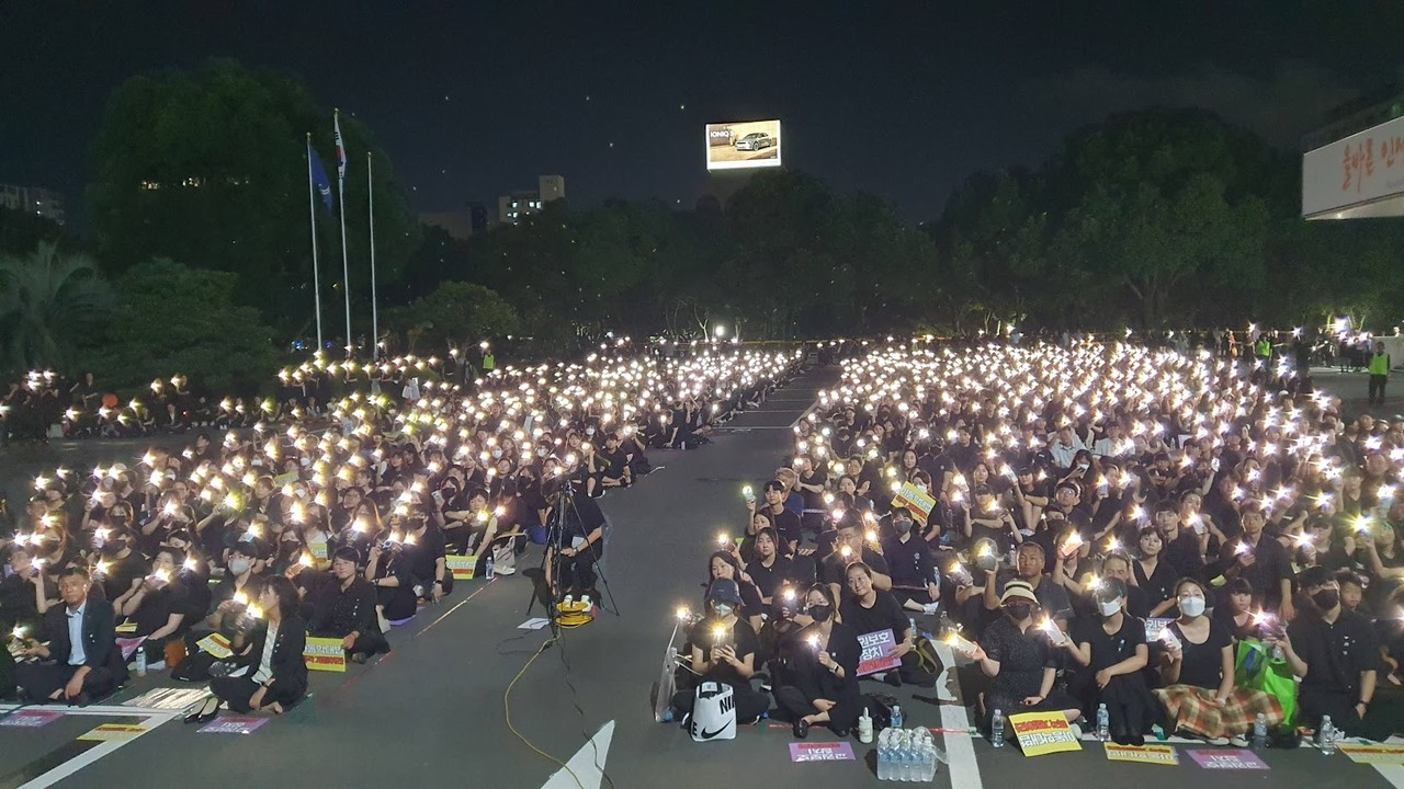 ▲ 9.4제주 추모문화제에 참석한 교사들이 휴대폰 플래시를 켜고 노래를 부르는 모습 