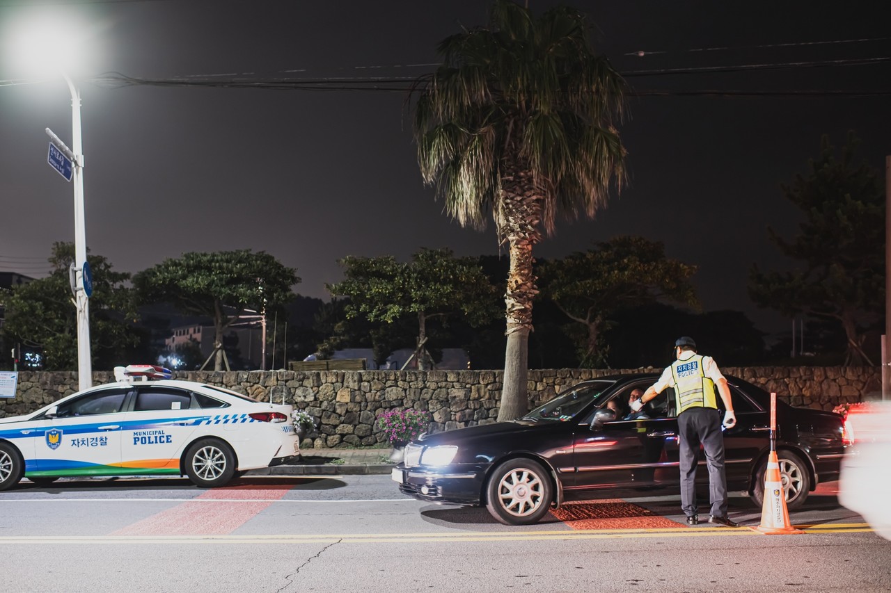  ▲제주 자치경찰이 음주운전 단속을 하는 모습 ⓒ제주자치경찰단 제공 