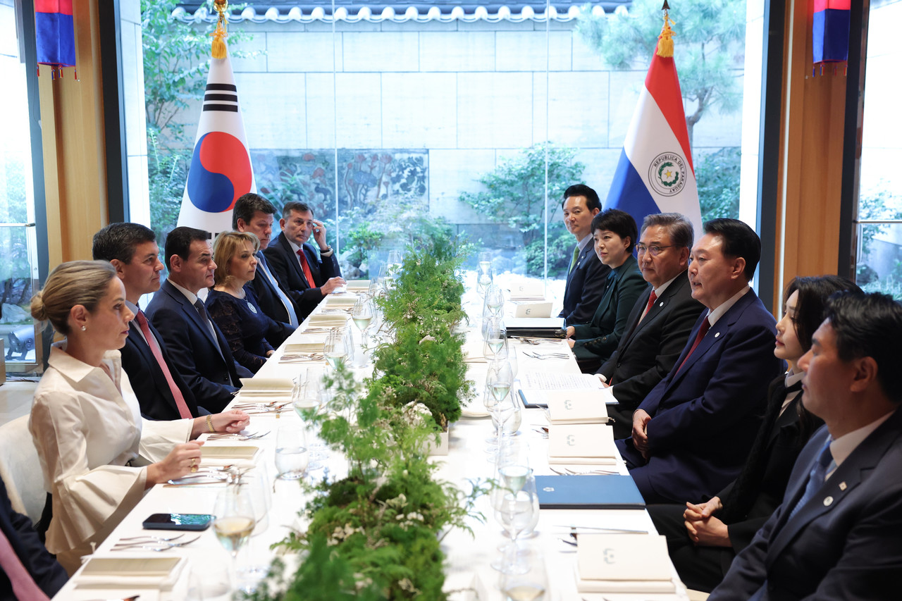 ▲미국을 방문한 윤석열 대통령과 부인 김건희 여사가 21일(현지시간) 뉴욕에서 산티아고 페냐 파라과이 대통령 내외와 오찬을 함께한 모습 ⓒ연합뉴스 