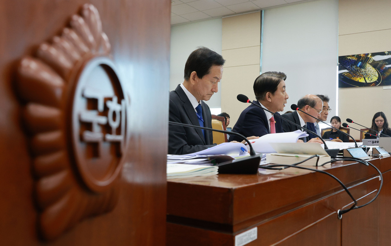  ▲이동관 방송통신위원회 위원장이 10일 국회에서 열린 과학기술정보방송통신위원회 국정감사에 참석해 의원 질의에 답하고 있다.ⓒ연합뉴스 