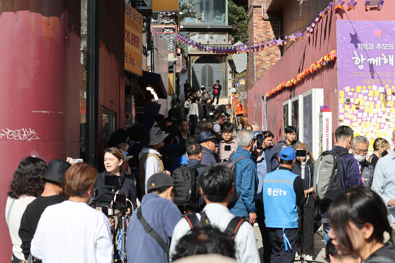 ▲10·29 이태원 참사 1주기를 맞은 29일 오후 서울 용산구 이태원 참사 현장에 마련된 '10·29 기억과 안전의 길'의 추모 공간'을 찾은 시민들이 추모하고 있다.ⓒ연합뉴스 