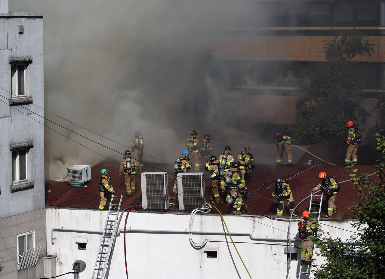 ▲10월 16일 오후 서울 종로구 한 유명 식당 건물에서 화재가 발생해 소방대원들이 진화작업을 벌이고 있다. ⓒ연합뉴스 
