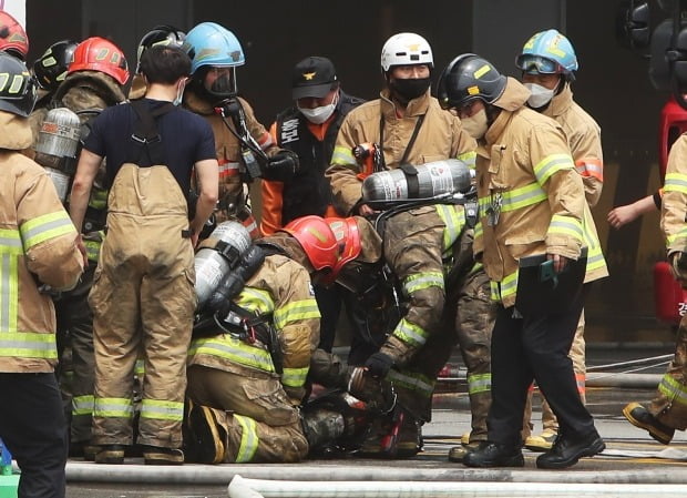 ▲ 2021년 6월 화재가 발생한 경기도 이천시 마장면 쿠팡 덕평물류센터에서 소방 관계자들이 탈진한 소방관을 병원으로 이송하고 있다. 당시 김동식 광주소방서 119구조대 대장은 불이 났을 때 인명 검색을 하려고 건물 내부에 진입했다가 미처 빠져나오지 못하고 끝내 시신으로 발견됐다. ⓒ연합뉴스 