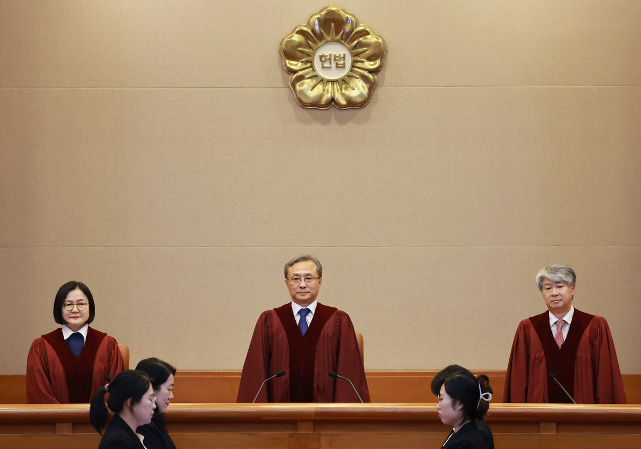▲지난달 26일 유남석 헌법재판소장(왼쪽)과 헌법재판소장 후보자인 이종석 헌법재판관이 서울 종로구 헌법재판소 대심판정에서 열린 위헌 제청 및 권한쟁의 심판 선고 시작에 앞서 자리 앞에 서 있는 모습  ⓒ연합뉴스 