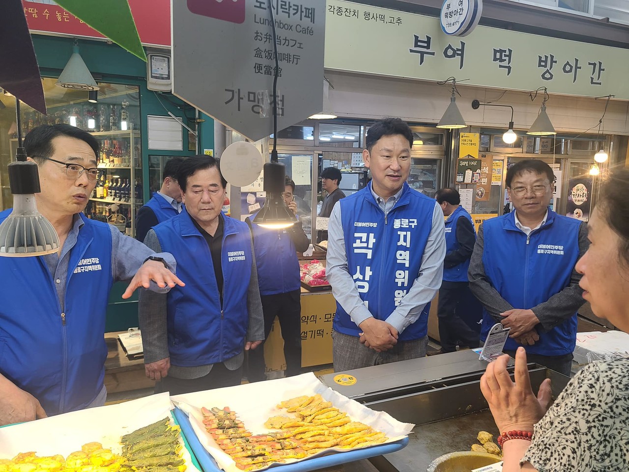 ▲곽상언 더불어민주당 종로구 지역위원장이 당원들과 전통 시장을 둘러보는 모습 ⓒ곽상언 