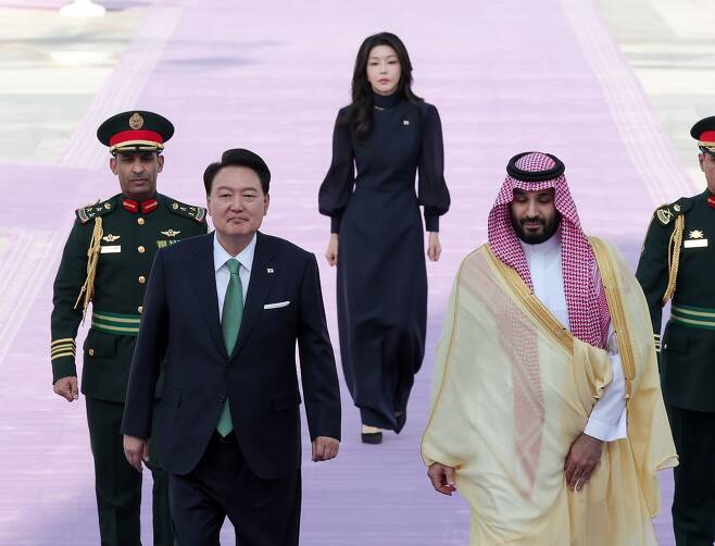 ▲  사우디아라비아를 국빈 방문 중인 윤석열 대통령이 22일(현지시간) 리야드의 야마마궁에서 열린 공식 환영식에서 무함마드 빈 살만 빈 압둘아지즈 알 사우드 왕세자 겸 총리의 영접을 받은 뒤 회담장으로 향하고 있다. ⓒ 연합뉴스