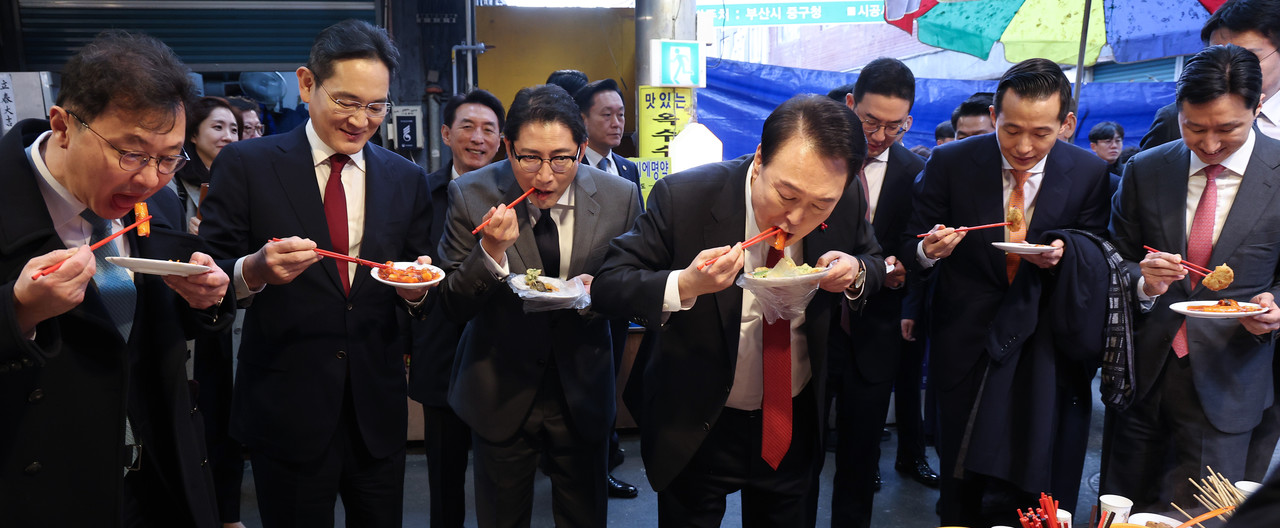 ▲ 윤석열 대통령이 6일 부산 중구 깡통시장에서 이재용 삼성전자 회장 등 기업 총수들과 떡볶이 등 분식을 시식하고 있다.왼쪽부터 최재원 SK 수석부회장, 이재용 삼성전자 회장, 조현준 효성그룹 회장, 윤 대통령, 구광모 LG그룹 회장, 김동관 한화그룹 부회장, 정기선 HD현대 부회장 ⓒ대통령실 제공 