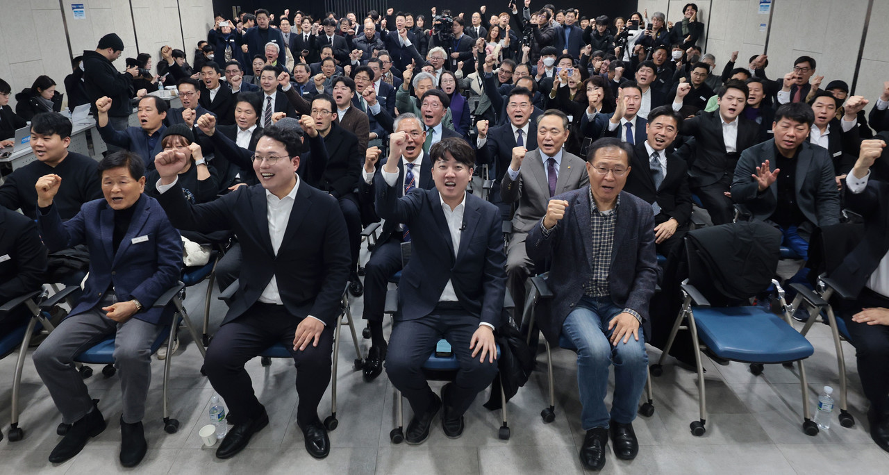 ▲이준석 전 국민의힘 대표가 1일 오전 서울역 대회의실에서 열린 개혁신당 신년 하례회에서 참석자들과 함께 구호를 외치고 있다ⓒ연합뉴스 