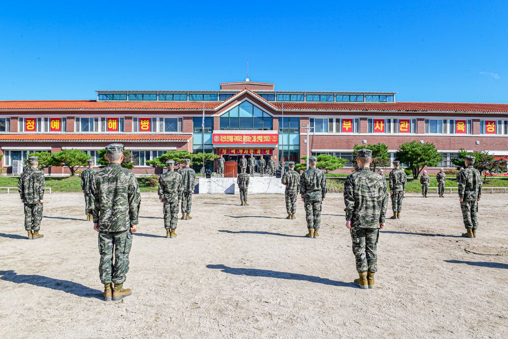 ▲2023년 10월 해병대 부사관 훈련생의 교육훈련단 입소식 모습 ⓒ해병대 