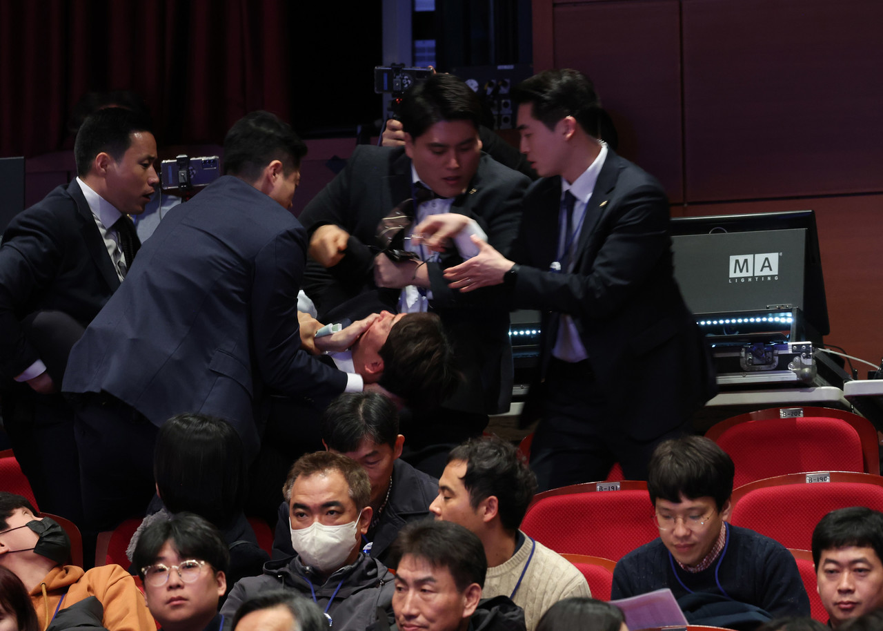 ▲ 경호원들에게 제지당하는 진보당 강성희 의원 진보당 강성희 의원이 18일 전주시 덕진구 한국소리문화의전당 모악당에서 열린 전북특별자치도 출범식에서 윤석열 대통령이 입장하며 참석자들과 악수하는 동안 경호원들에게 제지당해 끌려나가고 있다. 진보당측은 "강 의원이 윤 대통령과 악수하며 '국정기조를 바꾸지 않으면 국민들이 불행해집니다'라는 말을 건넨 순간 경호원들이 제지했다"고 주장했다.ⓒ 연합뉴스