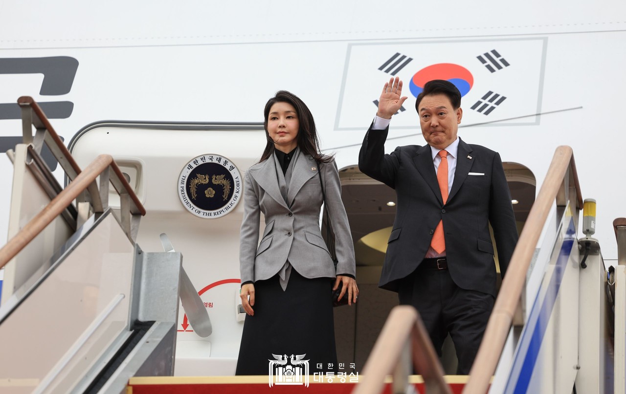 ▲지난해 12월 11일 윤석열 대통령 부부가 네덜란드 국빈 방문을 위해 출국하는 모습 ⓒ대통령실 