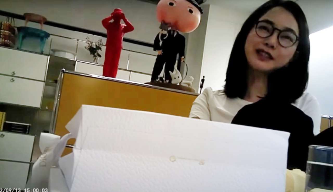 ▲윤석열 대통령 부인 김건희 여사가 최재영 목사로부터 고가의 명품가방을 받는 모습 ⓒ서울의소리 유튜브 갈무리