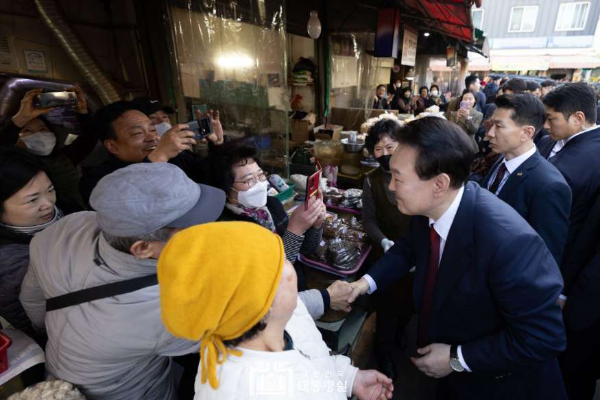 ▲2월 13일 부산 동래시장을 방문한 윤석열 대통령 ⓒ대통령실 